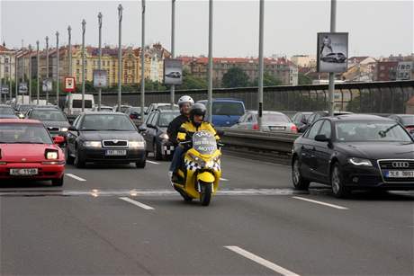 Praané a návtvníci Prahy mohou ode dneka vedle klasických taxík vyuívat i taxi motocykly.