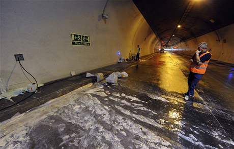 Dálniní tunel u Klimkovic na Ostravsku je od 1. ervence z poloviny uzaven kvli spodní vod, která do nho prosakuje po nedávných povodních.