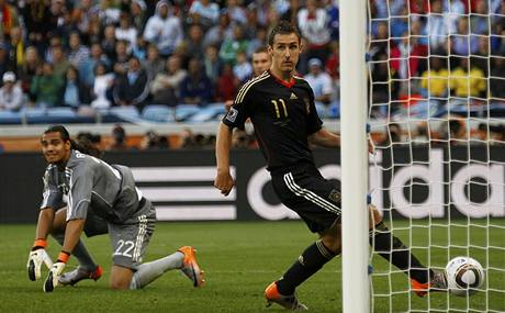 Argentina - Německo (Klose střílí branku).