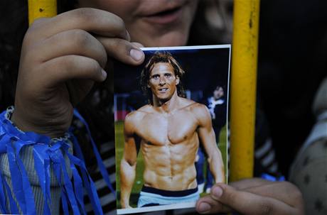 Fanynka Uruguayského týmu svírá fotografii svého oblíbeného hráe Diega Forlana.
