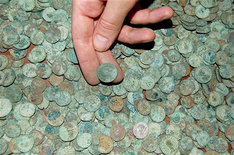 Brit nael 52 tisíc staroímských mincí, nkteré zdobí portrét Marka Aurelia Carausia.