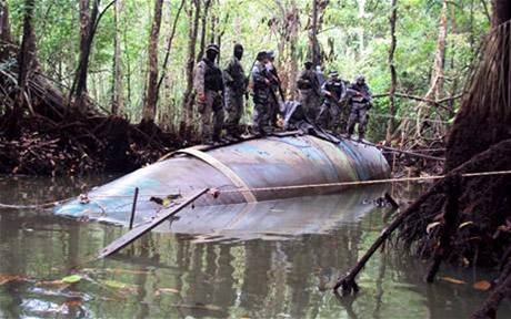 ticetimetrovou ponorku zadrely ady v ece na hranicch Kolumbije a Ekvdoru