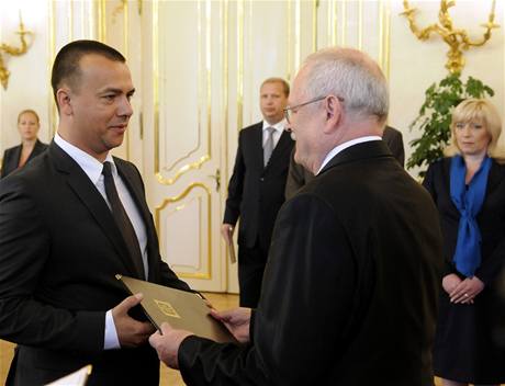 Slovensk prezident Ivan Gaparovi jmenoval v Bratislav novou vldu.