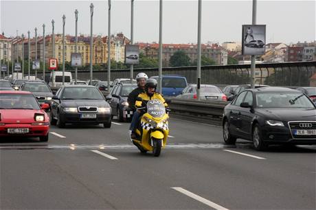 Pražané a návštěvníci Prahy mohou ode dneška vedle klasických taxíků využívat i taxi motocykly.
