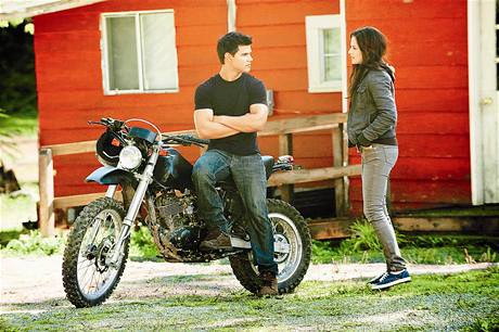 Vlkodlak Jacob (Taylor Lautner) ve tetím díle Twilight ságy tlaí na pilu ve snaze odloudit Bellu (Kristen Stewart) upíru Edwardovi.