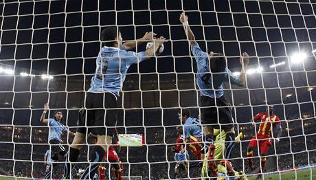 Uruguay - Ghana (Suarez hraje rukou)