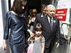 Jaroslaw Kaczynski s dcerou a vnukou tragicky zesnulého Lecha Kaczynského odchází z volební místnosti
