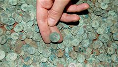 Britský hledač pokladů uspěl. Našel 52 tisíc starořímských mincí