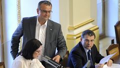 Nmcov vyslyela premira, vyhlsila stav legislativn nouze