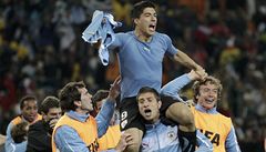 Uruguay - Ghana (Suareze po zápase nosí na ramenou)
