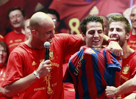 Pepe Reina a Cesc Fabregas.