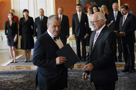 Prezident Václav Klaus jmenoval Karla Schwarzenbergra ministrem zahranií.