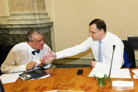 Premiér Petr Neas a ministr zahranií Karel Schwarzenberg na prvním jednání nové vlády.