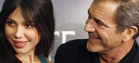 Mel Gibson s Oksanou na snímku z letoního února