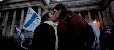 Lesbický pár oslavuje schválení zákona
