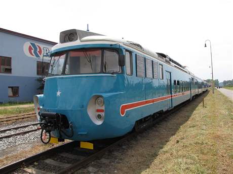Poslednímu opravenému vlaku ady 451 vrátili dlníci vzhled z první poloviny 60. let