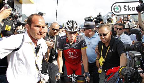 Tour de France zavítala do Alp (rozlámaný Armstrong).