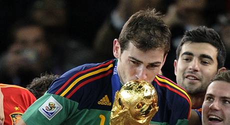Španělsko - Nizozemsko (Casillas s trofejí pro mistry světa).