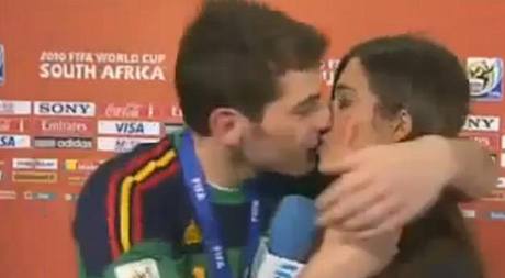 Casillas líbá svou přítelkyni.