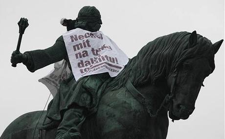 Symbolické tričko s nápisem "Nechci mít na triku další totalitu" soše oblékli aktivisté z občanského sdružení Dekomunizace. 