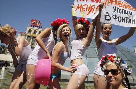 Aktivistky ze sdružení Femen protestují v Kyjevě proti odstávkám teplé vody