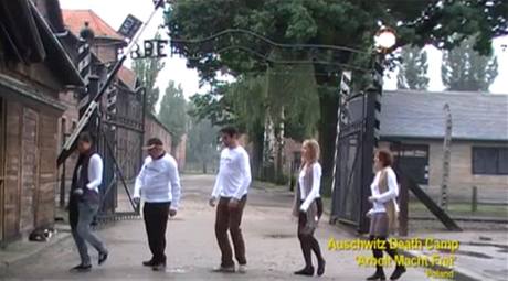 Tancování u bran osvětimského koncentračního tábora