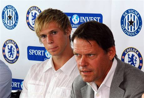 Sedmnctilet olomouck fotbalista Tom Kalas (vlevo) na tiskov konferenci v Praze. Pestoupil toti do Chelsea  