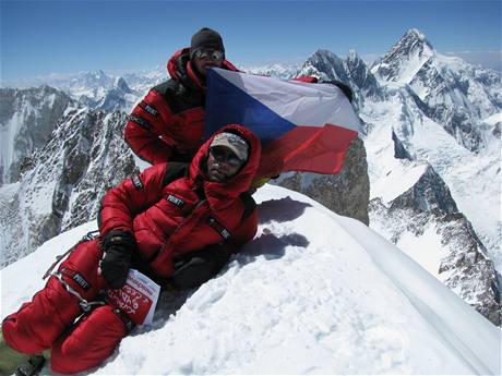 Radek Jaroš (vepředu) s Petrem Maškem na vrcholu Gasherbrumu II. Třetí do party Libor Uher mačkal spoušť