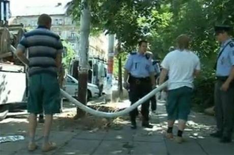 ást lampy spadla na chodce v Praze.