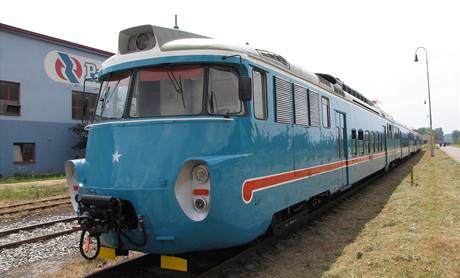 Poslednímu opravenému vlaku ady 451 vrátili dlníci vzhled z první poloviny 60. let