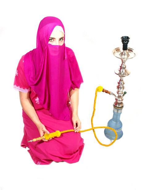 Muslimka s vodní dýmkou - ilustraní foto.