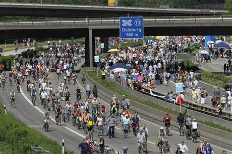 Obí festival místní kultury zablokoval 60 kilometr jedné z nejvíce frekventovaných evropských dálnic mezi Dortmundem a Duisburgem.