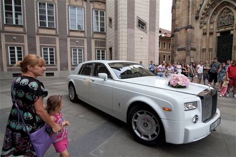 Nevstu ke katedrále pivezl luxusní bílý Rolls-Royce.