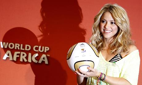 Zpěvačka Shakira pózuje s míčem Jobulani pro finále MS