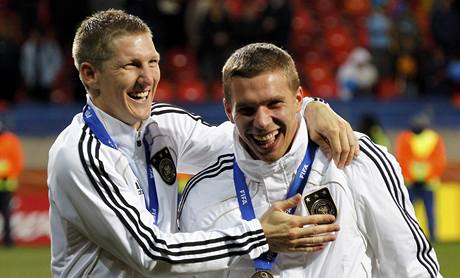 Němci slaví bronz (Schweinsteiger a Podolski).