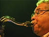 Saxofonista Justo Almario z americké kapely Open Hands.