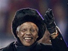 Nelson Mandela a jeho ena zdraví fotbalové fanouky