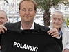 Reisér Beauvois´na festivalu v Cannes pózuje s trikem na podporu Polanského.