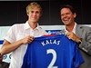 Olomoucký fotbalista Tomá Kalas (vlevo) pestupuje do Chelsea. Dres mu pedává sportovní editel londýnského velkoklubu Frank Arnesen 
