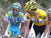 Pi stoupání na Port de Bales se luxemburský cysklista Andy Schleck jet ohlíel na svého rivala v boji o první místo na Tour de France Alberta Contadora, ale pak mu spadnul etz na kole 