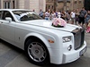 Nevstu ke katedrále pivezl luxusní bílý Rolls-Royce.