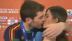 VIDEO: Šťastný Casillas místo odpovědí líbal svou přítelkyni-reportérku