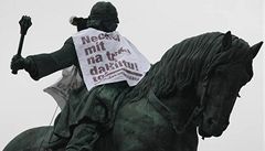 Symbolické triko s nápisem "Nechci mít na triku dalí totalitu" soe oblékli aktivisté z obanského sdruení Dekomunizace. 