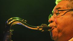 Saxofonista Justo Almario z americké kapely Open Hands.