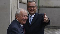 Miroslav Kalousek nastupuje do funkce ministra financí. Na úad ho pivítal odcházející ministr Eduard Janota.