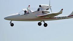 Prototyp bezpilotního letounu má v souasnosti kabinu pro dv osoby, protoe v rámci bezpeného zalétávání budou na palub pilot a inenýr