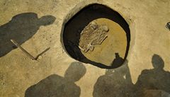Archeologové odkryli u Hulína pravěký hrob s kostrou ženy a dítěte 