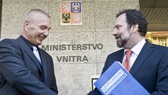 John u organizuje vnitro. Na 50 kol maj ednci 5 dn