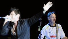 Kytarista The Doors Robby Krieger p�i vystoupení v Praze. Vp�edu zp�vák Miljenko Matijevic 