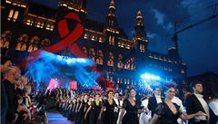 Pestrobarevný Ples života bojující proti AIDS navštívil i Bill Clinton